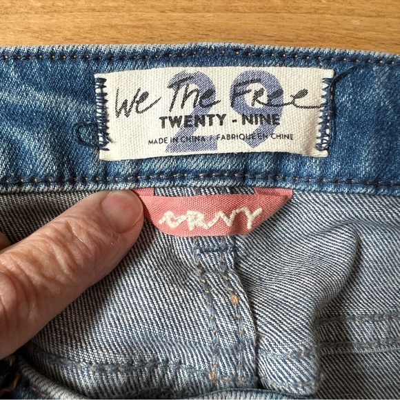 WE THE FREE FREE PEOPLE CROPPED JEANS FRAY HEM RIGID DENIM MED WASH BLUE 29 - Picture 10 of 12